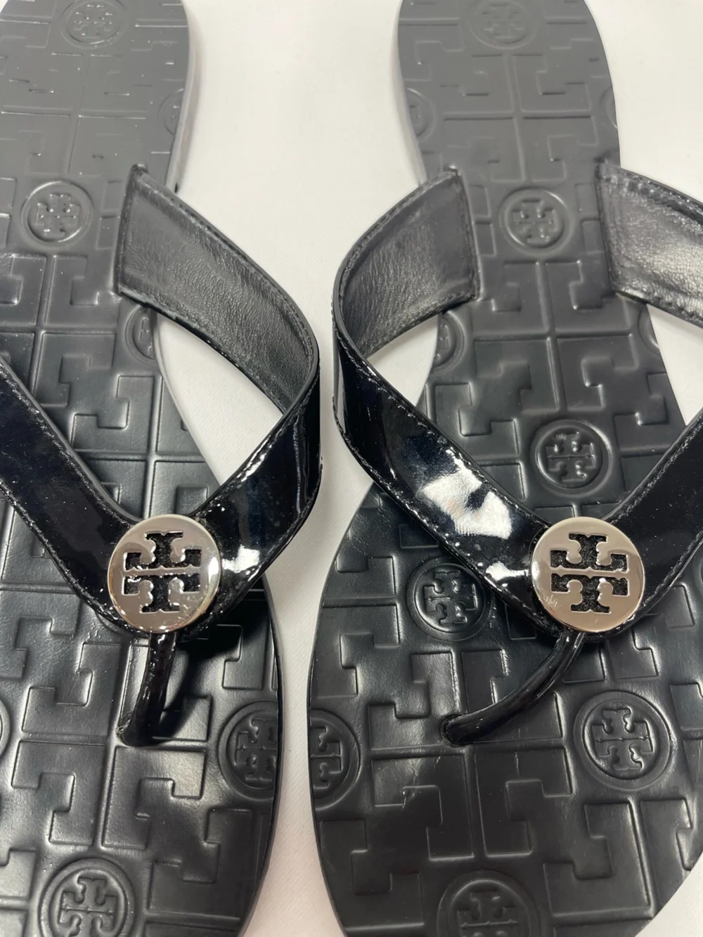 Tory Burch Black Patent Leather Thong Sandals Flip Flops Silver Logo Sole 8M